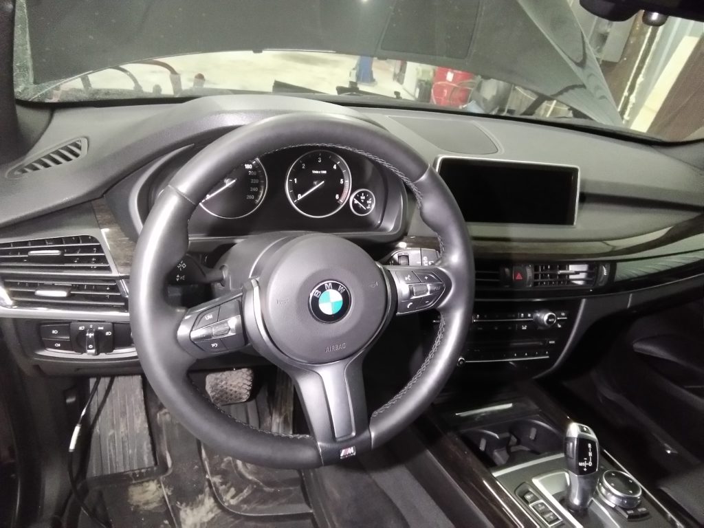 Установка спортивного руля BMW M на X5 F15